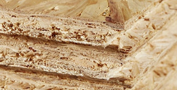 OSB-Platten mit grober Spanstruktur, stabil und vielseitig einsetzbar für Bau- und Innenausbauprojekte.