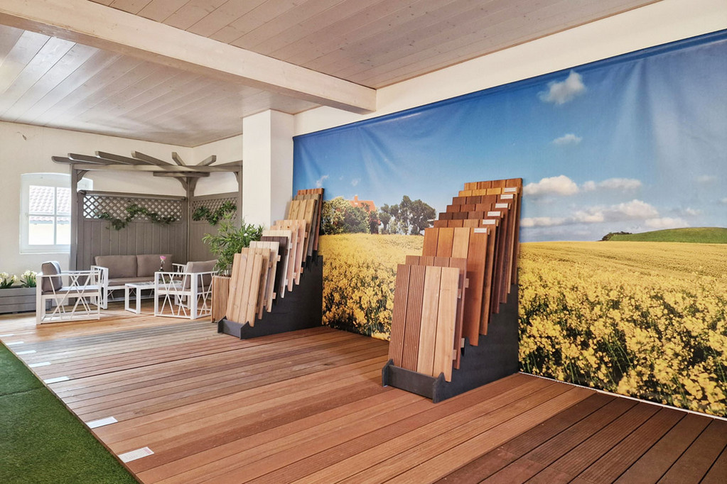 Ausstellung von Terrassendielen im sommerlichen Umfeld