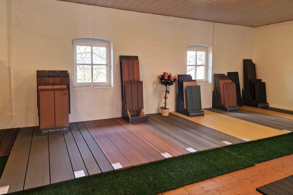 Terrassendielen in einer Ausstellung in München in unterschiedlichen Ausführungen