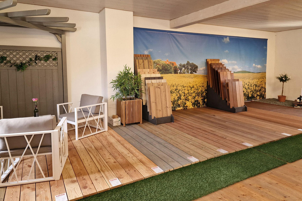 Terrassendielen als Muster in einer Ausstellung verlegt
