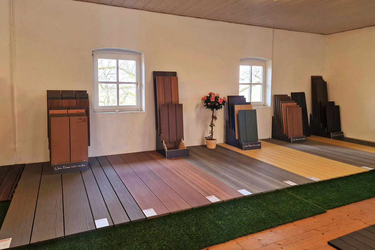 Terrassendielen in einer Ausstellung in München in unterschiedlichen Ausführungen